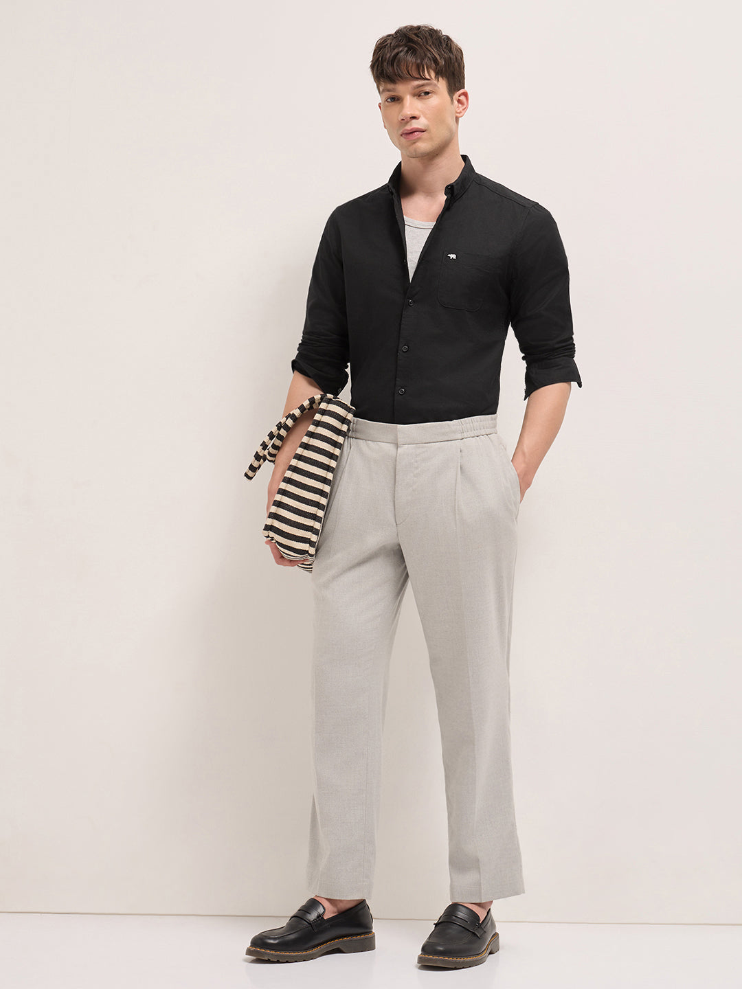 Black Solid Cotton Slim Fit Casual Shirt with Button-Down Collar